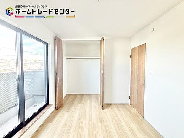 【リビング以外の居室】バルコニーが洋室内にあり、お子様も日中には気持ちよくお昼寝ができますね。

