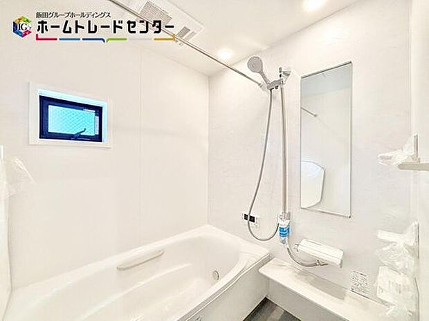 【浴室】一日の疲れを癒してくれるバスルームはゆったりと浴槽に入り半身浴をしながら読書を楽しんだりお子様と一緒に入浴したりと寛げる空間です。お気に入りの入浴剤を使用してラックス空間♪