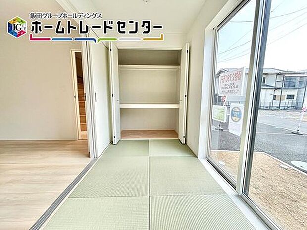 【リビング以外の居室】1部屋はあったら嬉しい畳スペース。赤ちゃんを寝かせたり、ご両親さんのお泊り部屋だったりジャングルジムを置いたりと用途は多数♪

