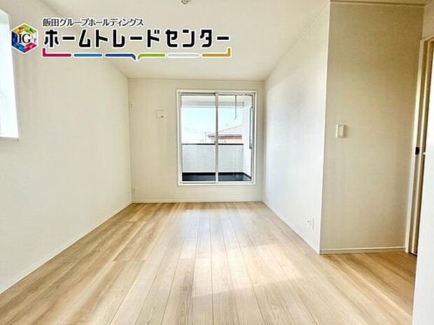 【リビング以外の居室】南面に配置しているバルコニーが洋室内にあり、お子様も日中には気持ちよくお昼寝ができますね。

