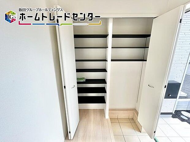 【玄関】玄関のシューズボックスは大容量で4人家族でも安心です！お客様を迎える玄関をいつもスッキリさせられます♪