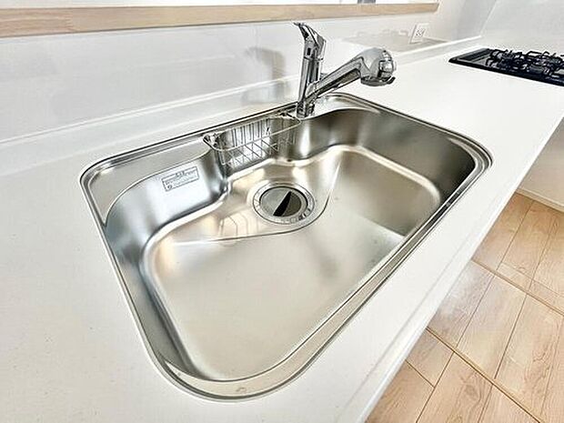 【浄水器内蔵ハンドシャワー】蛇口の先端に浄水器を内蔵しているため場所をとりません。
また、浄水器ごとホースを引き出せます。