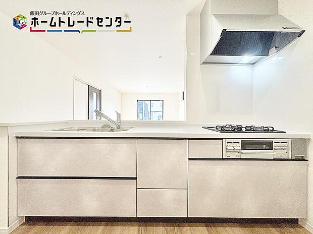 【キッチン】収納力が豊富な大型スライド収納で大きなお鍋も出し入れラクラク♪食洗器を後付けすることも可能♪