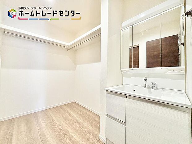 【洗面台・洗面所】今、人気を集める洗面台と洗濯室の振り分けタイプ♪コートを掛けて手を洗うという動線を意識♪