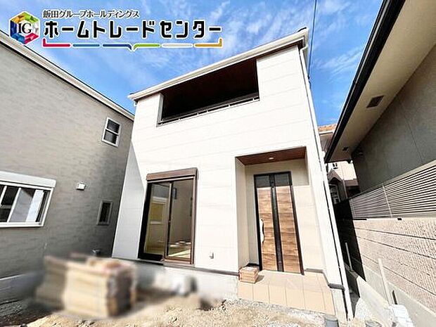 【現地外観写真】２台駐車可能なカースペースは、友達が来た時に誇らしげに停めてもらえる広さを確保。車だけでなく自転車や大型バイクも♪

