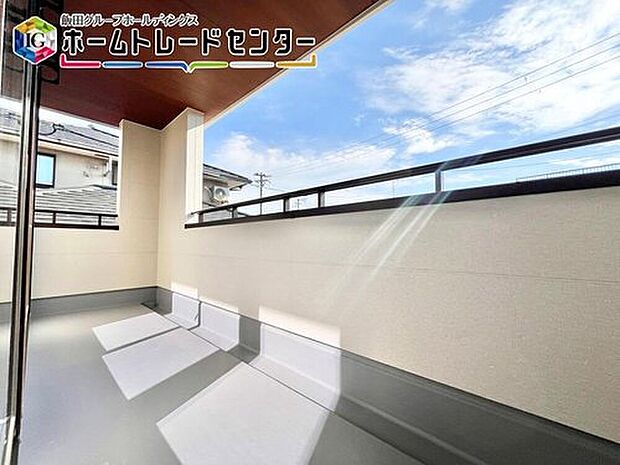 【バルコニー】インナーバルコニーで屋根要らず。少々の雨にも負けません。共働きの強い味方♪

