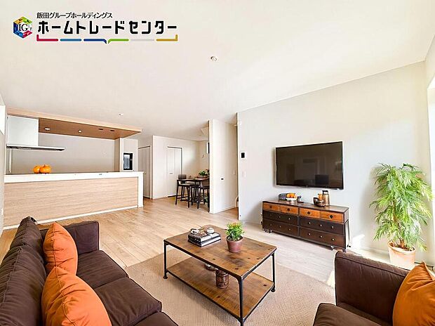 【リビング】バーチャルにて家具を配置。縦長で奥行のあるリビングは家具の配置もゆとりをもつことができます。憧れのソファを配置してくださいね。