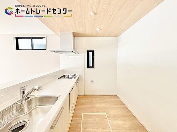 【キッチン】食器洗乾燥機を標準設置。対面式なので、ご家族の様子を眺めながらお料理できます☆