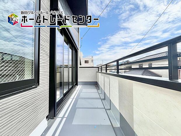 【バルコニー】南面バルコニーで日当たり良好♪家族のお布団もたくさん干すことが可能。これで一日の最後は安眠ですね。