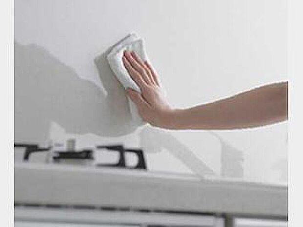 【キッチンパネル】ガスコンロ前の壁には、熱に強く、サッと拭き取るだけで簡単に油汚れを落とすことができるキッチンパネルを採用しています。簡単な手入れでキレイが続くのはうれしいですね（同仕様）