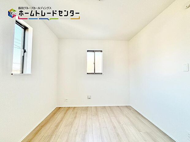 【リビング以外の居室】充分な広さの収納を備え、採光良好な洋室は、快適空間。プライベートの時間もゆったりお寛ぎ頂けそうです。