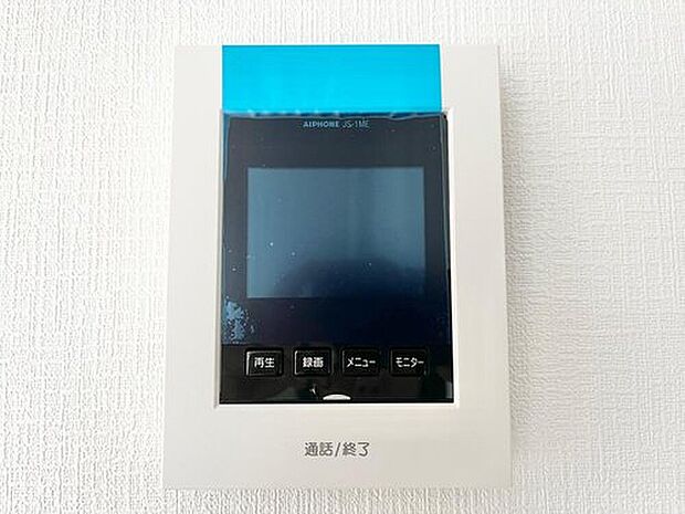 【【TVモニター付インターホン】】手放し通話ができ、送話表示灯で送話・受話状態が確認できます。映像と音声で玄関先の様子をチェックできるモニター機能や、夜間の訪問者の顔も確認できるLEDライトを装備しています。
