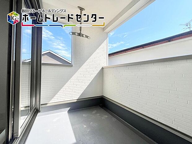 【バルコニー】南面バルコニーで日当たり良好♪奥行もあり洗濯もの干しもノンストレスです♪