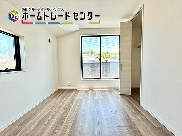 【リビング以外の居室】２面採光で風通しや日当たりをしっかり確保して設計しています。窓を開けて風通しをすることで気持ちがいい毎日が過ごせますよ。