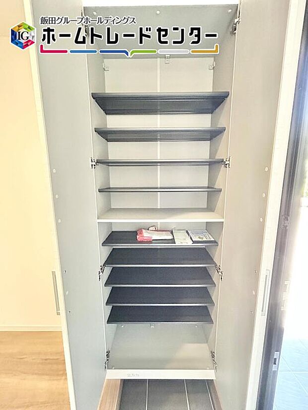 【玄関】玄関のシューズボックスは大容量で4人家族でも安心です！お客様を迎える玄関をいつもスッキリさせられます♪