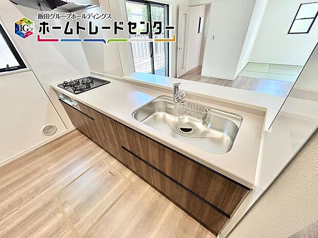 【キッチン】人気の対面キッチンは吊戸棚をなくして解放感を重視しました。リビングを見渡すことができて小さなお子様がいても安心ですよ。