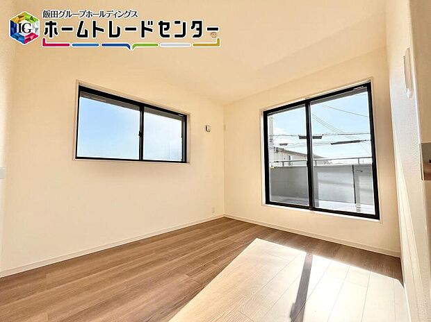 【リビング以外の居室】南面に配置しているバルコニーが洋室内にあり、お子様も日中には気持ちよくお昼寝ができますね。