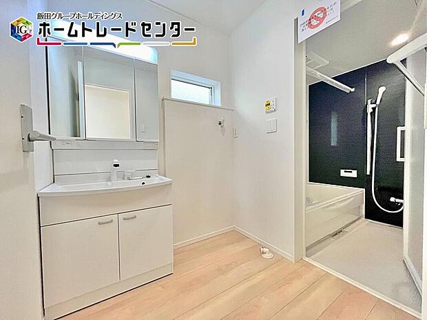 【洗面台・洗面所】毎日使うものだから清潔な空間を保ちたい水回り。洗面化粧台にはそんな願いを解消させてくれる収納アイデアが満載です。三面鏡の裏側にはキャビネットが現れ小物から背の高い物まで収納できます。