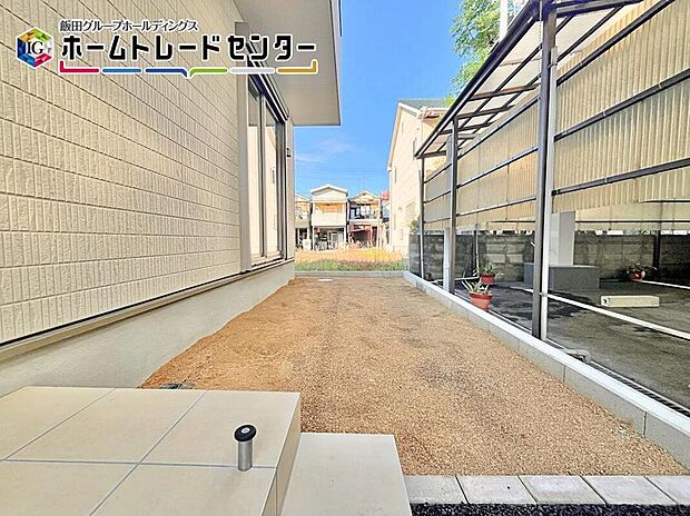 【庭】２号棟にはちょっとしたお庭がございます。趣味のガーデニングや家庭菜園なども楽しめますね♪