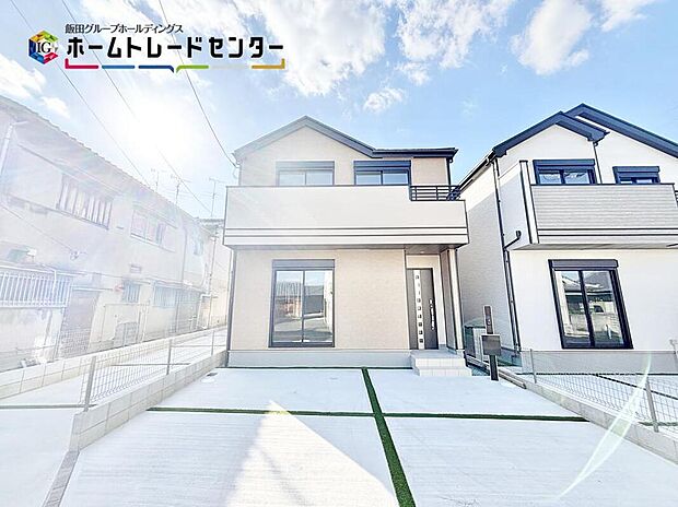 【現地外観写真】２台駐車可能なカースペースは、友達が来た時に誇らしげに停めてもらえる広さを確保。車だけでなく自転車や大型バイクも♪