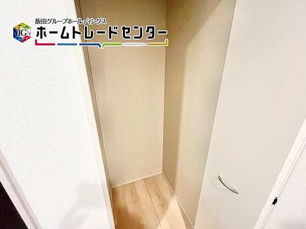 【収納】ちょっとしたところに嬉しい収納。日用品のストックや、防災備蓄品を入れるスペースとしてもぴったりです。