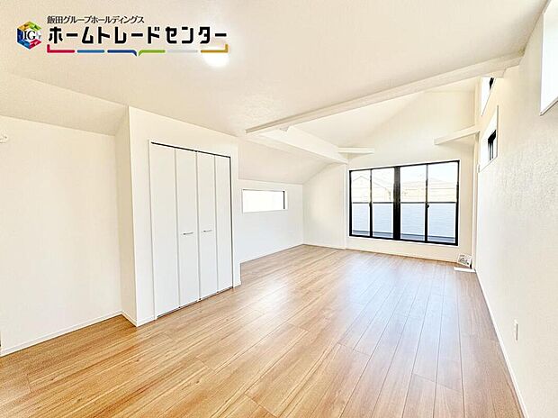 【リビング】キッチン横にはパントリー（食品庫）を設置。これで安心してまとめ買いも可能になります。