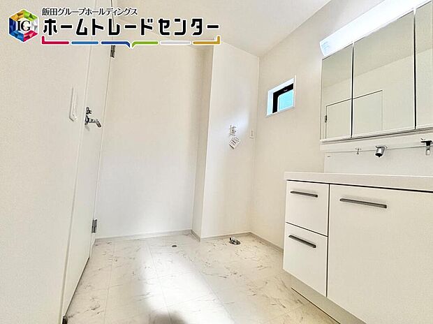 【洗面台・洗面所】洗面所は少し大きめで収納棚を配置することが可能！バスタオルやパジャマなども置いておくことが出来ます♪