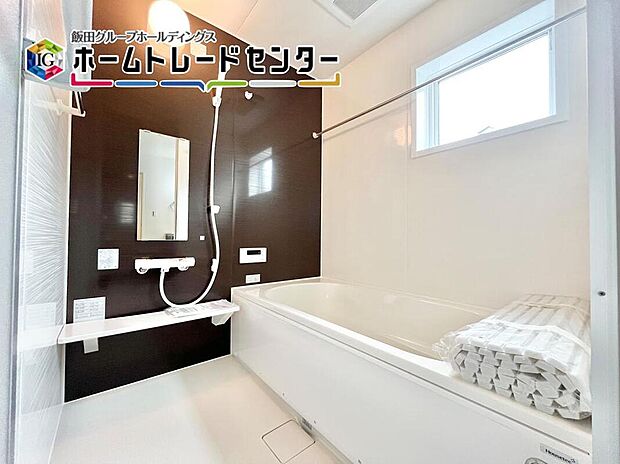 【浴室】一日の疲れを癒してくれるバスルームはゆったりと浴槽に入り半身浴をしながら読書を楽しんだりお子様と一緒に入浴したりと寛げる空間です。お気に入りの入浴剤を使用してラックス空間♪