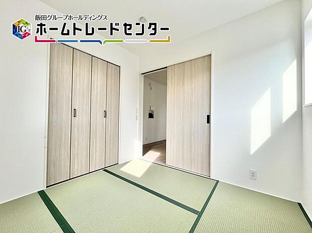 【リビング以外の居室】1部屋はあったら嬉しい畳スペース。赤ちゃんを寝かせたり、ご両親さんのお泊り部屋だったりジャングルジムを置いたりと用途は多数♪