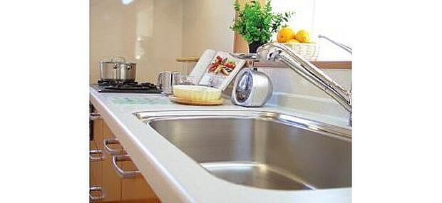 【ワークトップ】キッチンカウンターに、高級感を引き立てる人造大理石を使用。美しいだけでなくお手入れも簡単です。