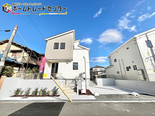 【駐車場】２台駐車可能なカースペースは、友達が来た時に誇らしげに停めてもらえる広さを確保。車だけでなく自転車や大型バイクも♪