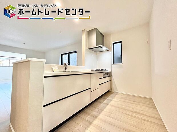 【キッチン】キッチンには床下収納庫も完備。買い置き品を収納するのはもちろんだけど、おうちのメンテナンスには欠かせない一つ。これがあれば床下のメンテは安心です。