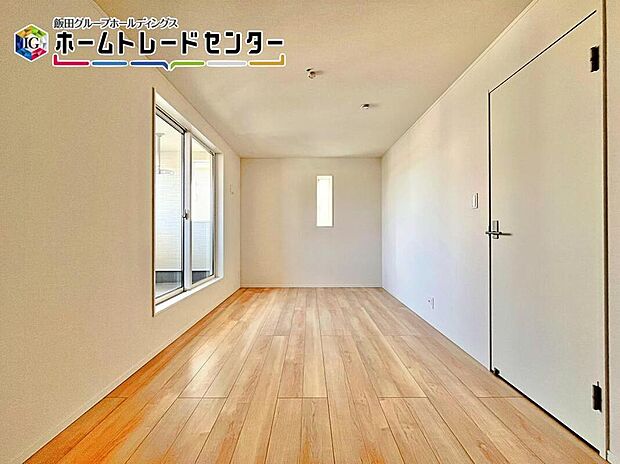 【リビング以外の居室】バルコニーが洋室内にあり、お子様も日中には気持ちよくお昼寝ができますね。