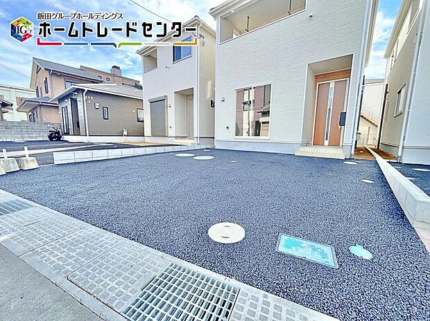 【現地外観写真】戸建のメリットは何といってもゆったり建っていること。車や自転車などおうちから出てすぐに使用可能♪