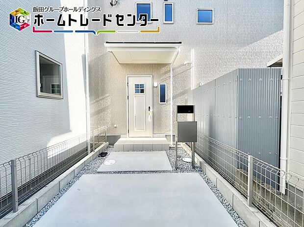 【【外観写真】】２号棟、２台駐車可能です♪車だけでなく自転車や大型バイクも♪