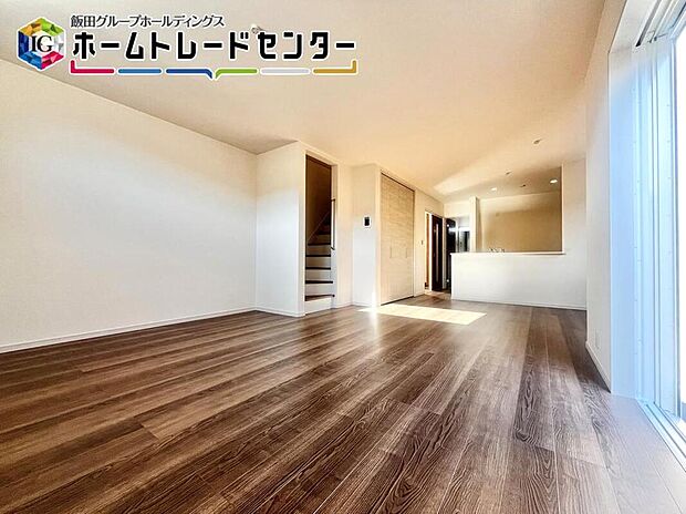 【【リビング】】１６．２５帖あるLDKは南側から光が入ります♪ちょっとしたお庭もついてます！