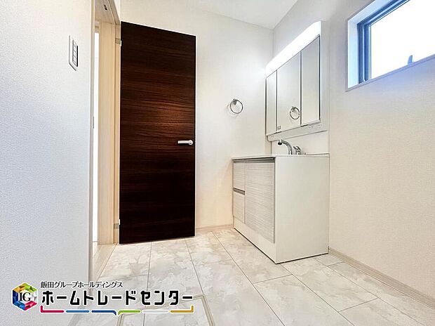 【洗面台・洗面所】洗面所はサニタリーフロアで水にも強く安心♪ちょっとした床下収納もあります♪