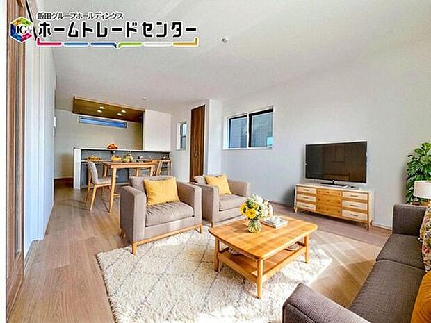 【リビング】バーチャルにて家具を配置。約19帖から20帖あるLDKはゆとりで家具の配置が可能♪お好きなダイニングとソファを入れてくださいね♪