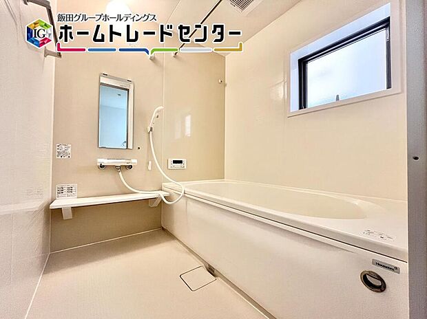 【浴室】一日の疲れを癒してくれるバスルームはゆったりと浴槽に入り半身浴をしながら読書を楽しんだりお子様と一緒に入浴したりと寛げる空間です。お気に入りの入浴剤を使用してリラックス空間♪