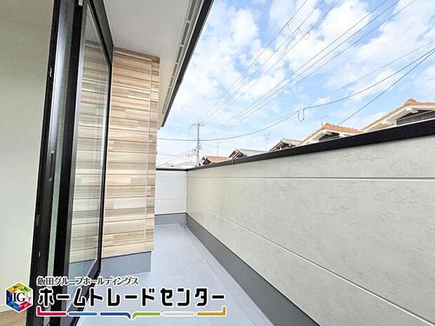 【バルコニー】家族全員の布団や洗濯物も干せる、ストレスのない広さとなっております。