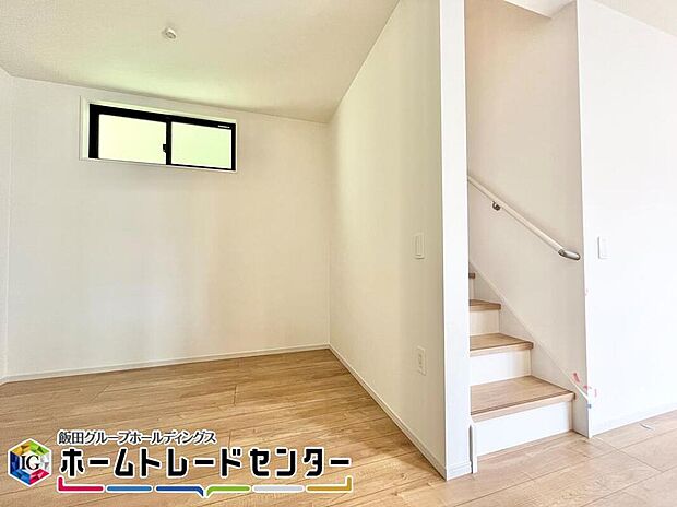 【 リビング以外の居室】帰宅時・外出時の自然なコミュニケーションを育むリビングイン階段を採用。家族が必ず顔を合わせて欲しい。そんな思いをこめています。