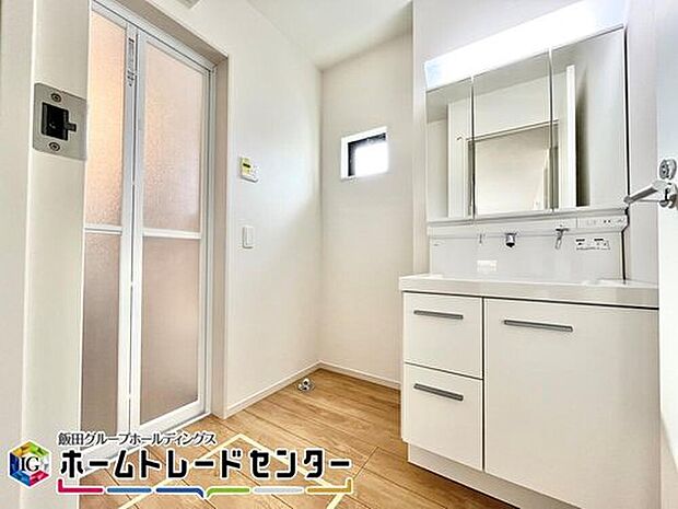 【洗面台・洗面所】鏡の裏に歯ブラシや化粧水、整髪料など小物を隠して収納でき、生活感を出さずに綺麗な空間に保てます。左右の鏡を動かすことで横や後ろ向きの姿をチェックできるのも嬉しいポイントです。