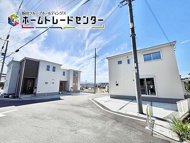 【前面道路含む現地写真】戸建のメリットは何といってもゆったり建っていること。車や自転車などおうちから出てすぐに使用可能♪