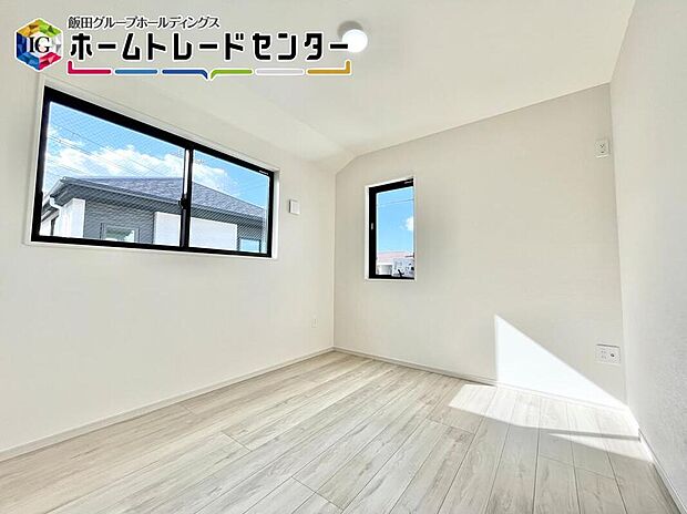 【リビング以外の居室】２面採光で風通しや日当たりをしっかり確保して設計しています。窓を開けて風通しをすることで気持ちがいい毎日が過ごせますよ。