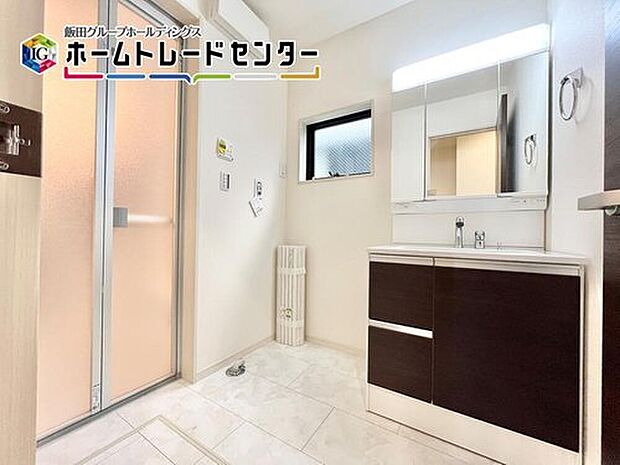 【洗面所】毎日使うものだから清潔な空間を保ちたい水回り。洗面化粧台にはそんな願いを解消させてくれる収納アイデアが満載です。三面鏡の裏側にはキャビネットが現れ小物から背の高い物まで収納できます。