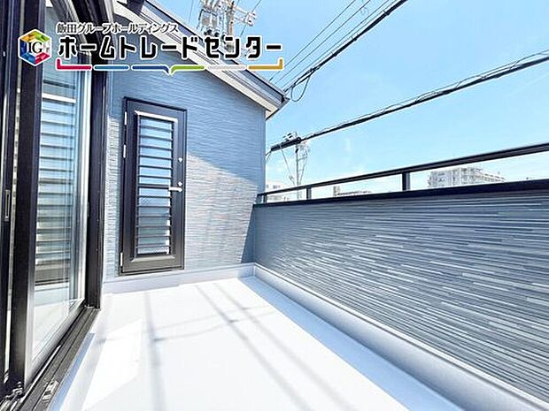 【バルコニー】南面バルコニーで日当たり良好♪奥行もあり洗濯もの干しもノンストレスです♪