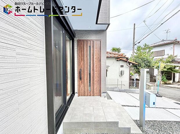 【玄関】ガラススリットの入った玄関扉は明るい光が入る大切な存在の一つ。