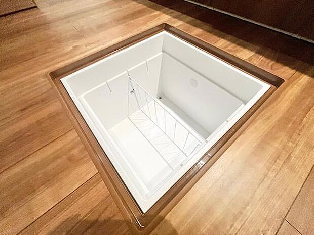 【床下収納】床下収納に収納することで、空いたスペースを有効に使えるようになります。