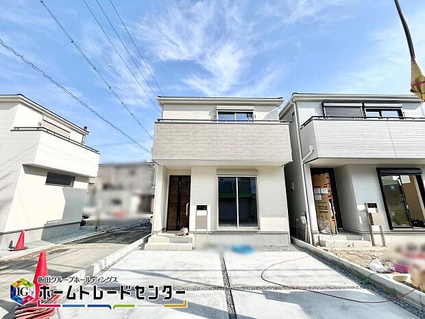 【現地外観写真】切り返しやすい間口になっておりますので、油断しやすい仕事帰りや、買い物帰りの駐車事故はこれで防げますね。