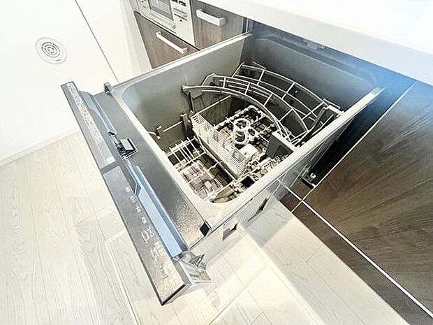 【食器洗い乾燥機】食後の時間にゆとりを与えてくれる食器洗い乾燥機。操作ボタンも上面にあるので、腰をかがめずに操作が楽々。